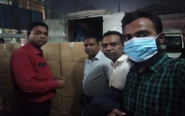 রংপুরে ডিবির হাতে বারো লক্ষাধিক ১ নং স্টার বিড়ি জব্দ